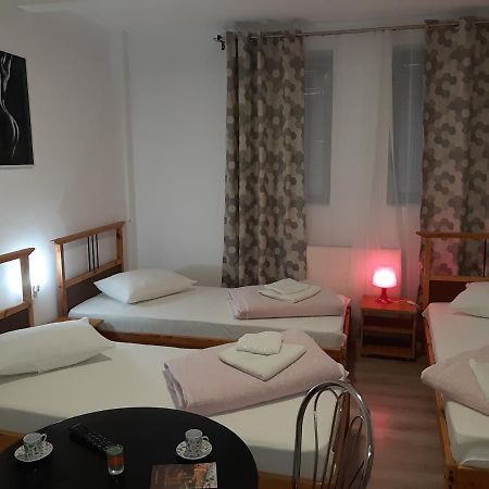 Carol 51 Hostel 布加勒斯特 外观 照片