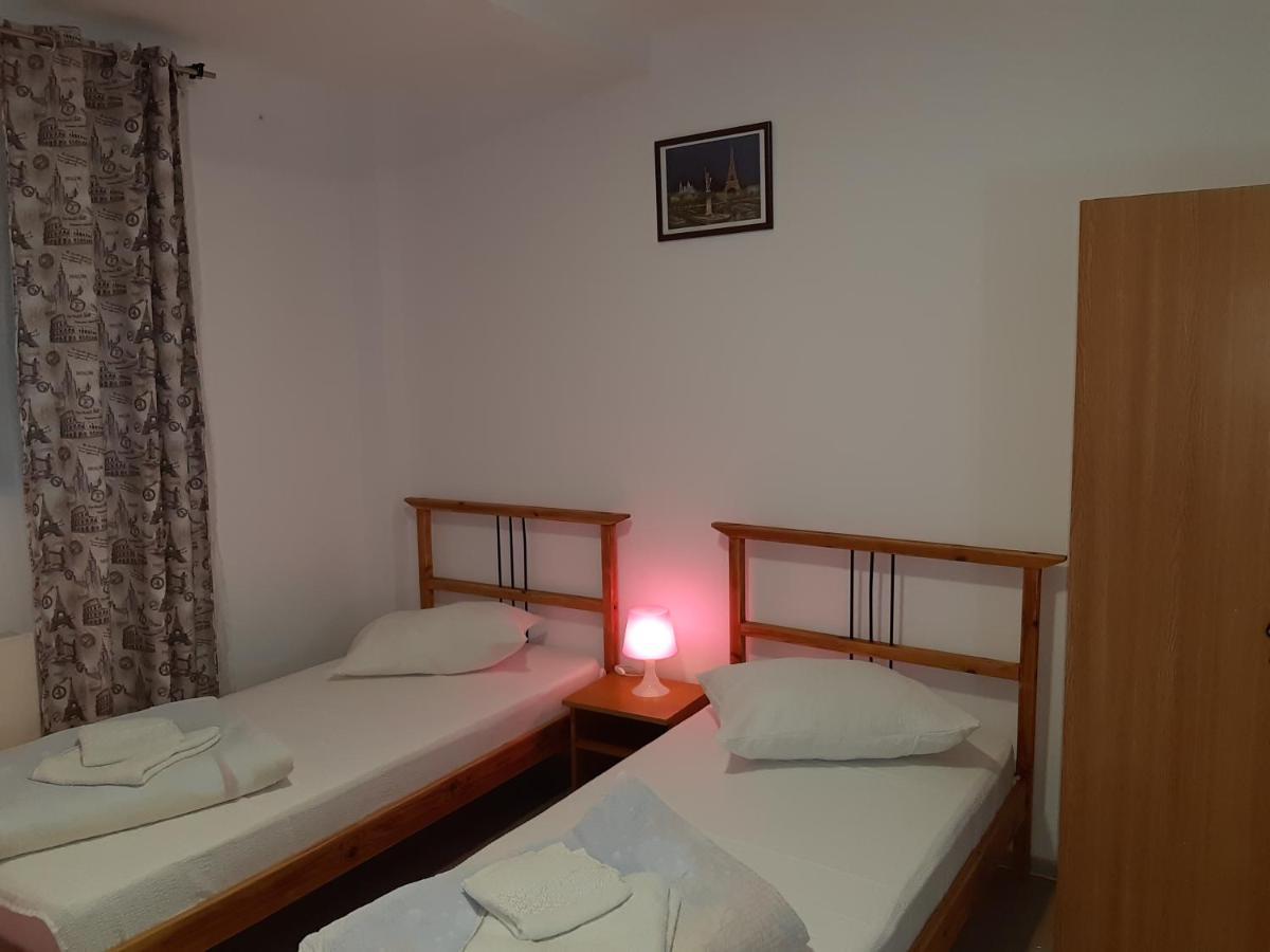 Carol 51 Hostel 布加勒斯特 外观 照片