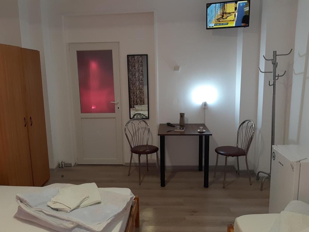 Carol 51 Hostel 布加勒斯特 外观 照片