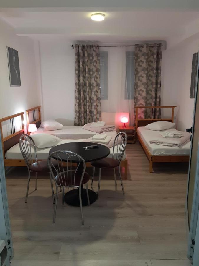Carol 51 Hostel 布加勒斯特 外观 照片